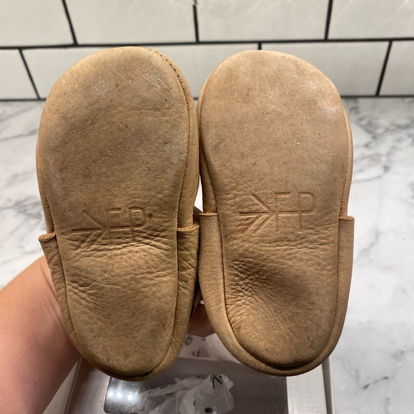 Freshly Picked Weathered Brown Mary Jane Baby Shoe Size 5 - Picture 4 of 4